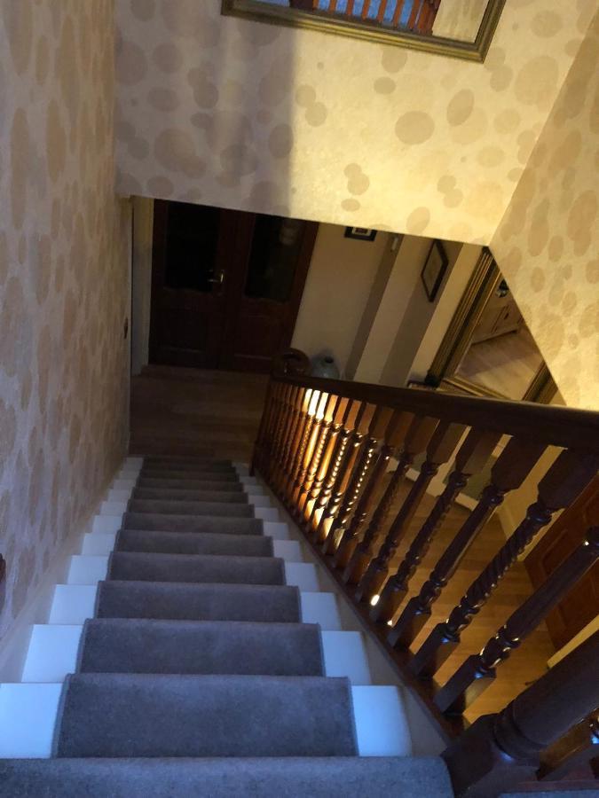 Tranquil accommodation in a great location. Lanark Esterno foto