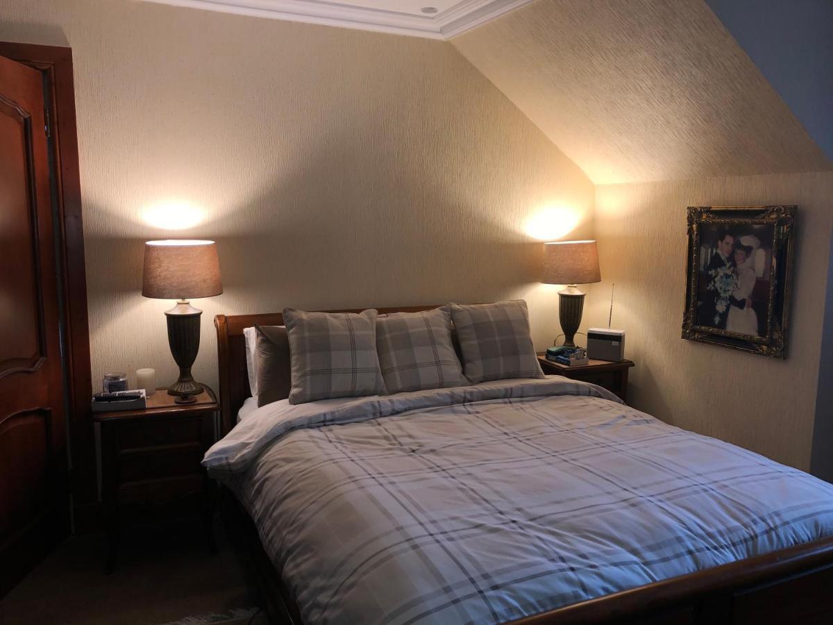 Tranquil accommodation in a great location. Lanark Esterno foto