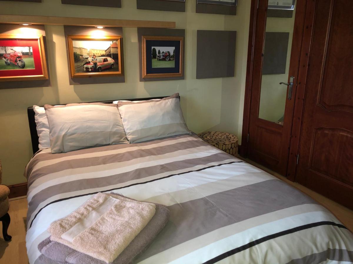 Tranquil accommodation in a great location. Lanark Esterno foto
