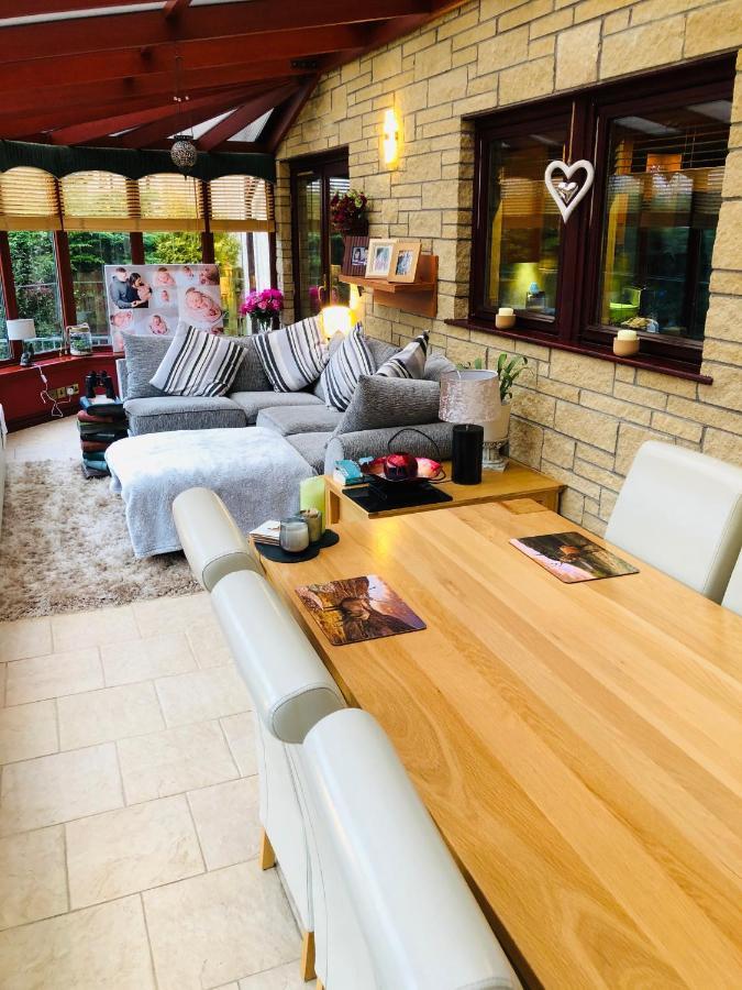 Tranquil accommodation in a great location. Lanark Esterno foto
