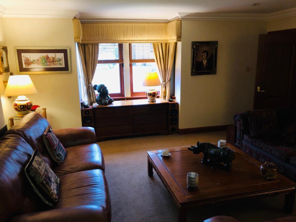Tranquil accommodation in a great location. Lanark Esterno foto