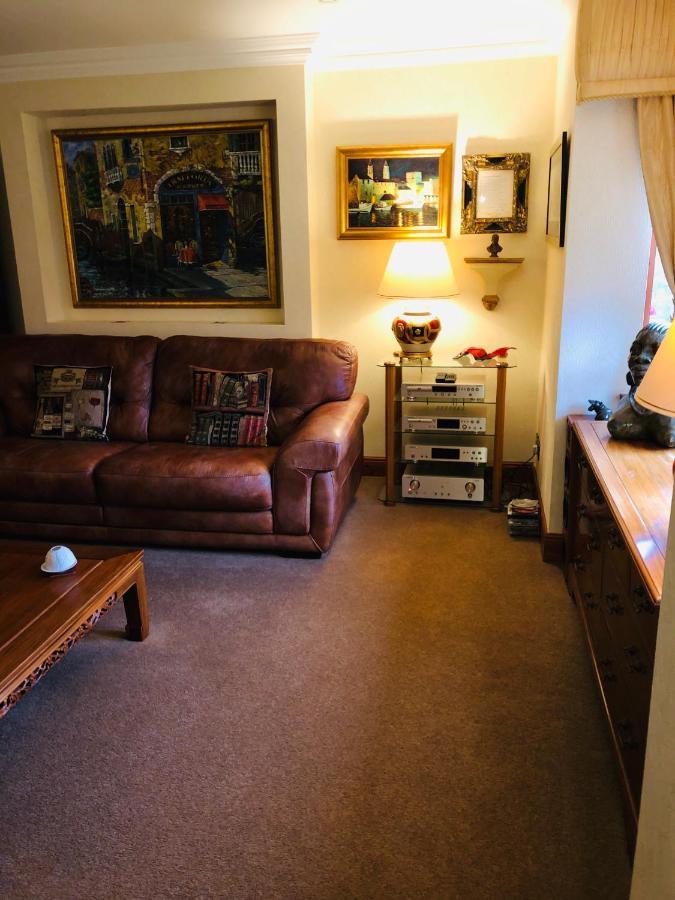 Tranquil accommodation in a great location. Lanark Esterno foto