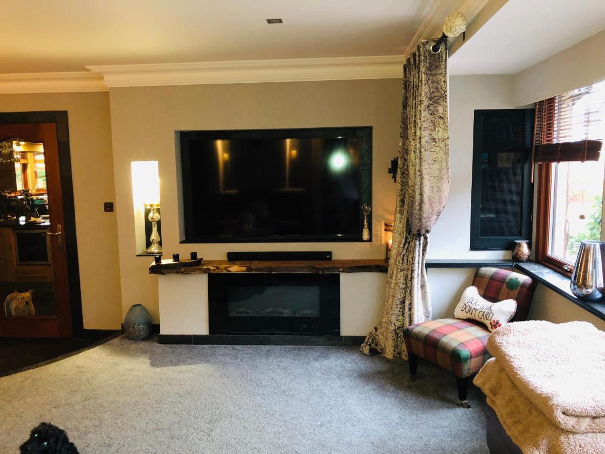 Tranquil accommodation in a great location. Lanark Esterno foto