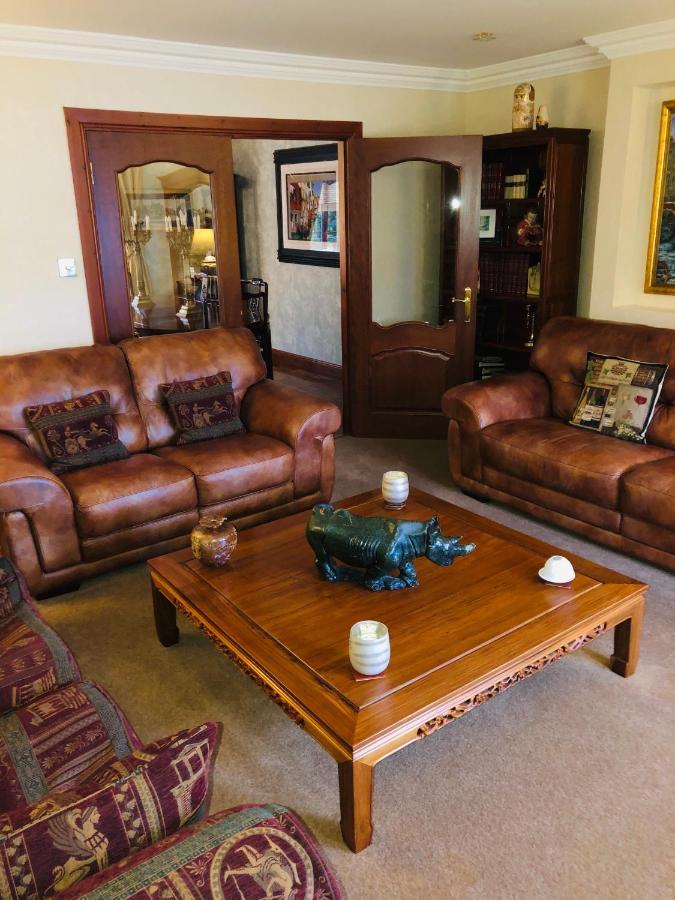 Tranquil accommodation in a great location. Lanark Esterno foto